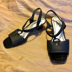 Life Stride low-wedge fashion, comfort sandal. Black satin fabric hood. Size 9